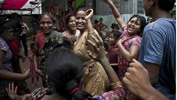 Họ hàng ăn mừng trong ngày cưới của hai người