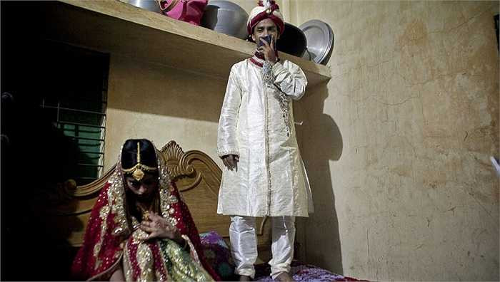 Cả hai trở thành vợ chồng dưới sự sắp đặt của gia đình