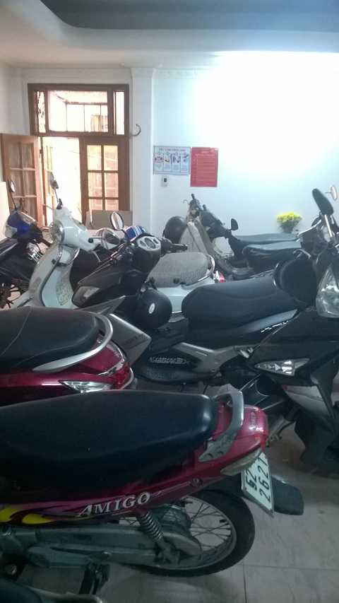 Nhà xe có diện tích không lớn nhưng lại để khá nhiều xe.