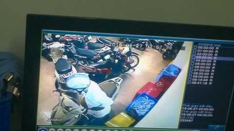 Gần 30 phút sau, người thanh niên quay lại lấy tiếp chiếc Lead nhưng vẫn chưa bị phát hiện và lần lượt lấy thêm các xe khác