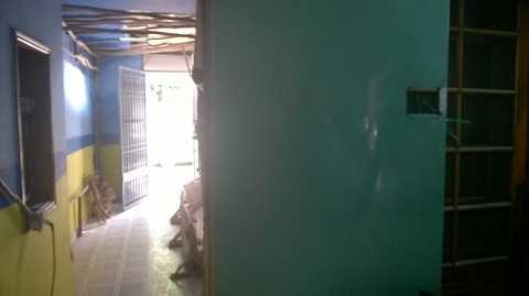 Hệ thống cửa 2 lớp của căn nhà. Lớp của ngoài cùng ngăn cách quán hải sản với đường Đặng Dung trong khi lớp cửa thứ hai ngăn cách giữa quán hải sản và nhà xe.