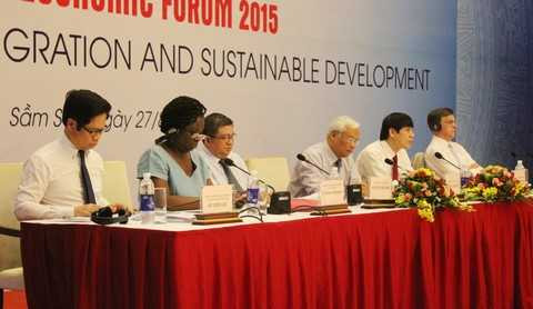 Phó Chủ tịch Quốc hội lấy dẫn chứng: “Nếu không có hội nhập kinh tế quốc tế thì sao có được Khu kinh tế Nghi Sơn ở Thanh Hóa này với tổng mức đầu tư lên đến 9 tỷ USD, hay làm sao có được sự tư vấn và công nghệ quản lý đẳng cấp quốc tế như tại chính Quần thể du lịch nghỉ dưỡng FLC Sầm Sơn mà chúng ta đang có mặt tại đây”. Phó Chủ tịch Quốc hội lấy dẫn chứng: “Nếu không có hội nhập kinh tế quốc tế thì sao có được Khu kinh tế Nghi Sơn ở Thanh Hóa này với tổng mức đầu tư lên đến 9 tỷ USD, hay làm sao có được sự tư vấn và công nghệ quản lý đẳng cấp quốc tế như tại chính Quần thể du lịch nghỉ dưỡng FLC Sầm Sơn mà chúng ta đang có mặt tại đây”.