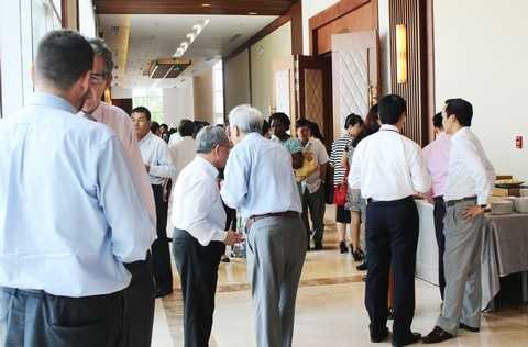 Bên lề Diễn đàn, tại hành lang Hội trường Trung tâm Hội nghị Quốc tế FLC Sầm Sơn, các đại biểu và diễn giả cũng tranh thủ trao đổi chuyên môn và trả lời phỏng vấn báo chí. Bên lề Diễn đàn, tại hành lang Hội trường Trung tâm Hội nghị Quốc tế FLC Sầm Sơn, các đại biểu và diễn giả cũng tranh thủ trao đổi chuyên môn và trả lời phỏng vấn báo chí.