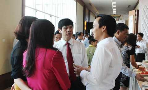 Ông Trịnh Văn Quyết – Chủ tịch Tập đoàn FLC, đơn vị tài trợ địa điểm tổ chức Diễn đàn kinh tế mùa thu 2015 trao đổi với ông Nguyễn Đình Xứng, Chủ tịch UBND tỉnh Thanh Hóa. Ông Trịnh Văn Quyết – Chủ tịch Tập đoàn FLC, đơn vị tài trợ địa điểm tổ chức Diễn đàn kinh tế mùa thu 2015 trao đổi với ông Nguyễn Đình Xứng, Chủ tịch UBND tỉnh Thanh Hóa.