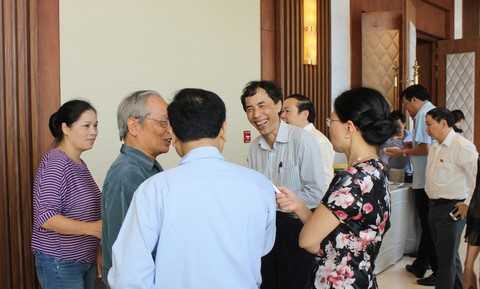 Các chuyên gia kinh tế bình luận sôi nổi về các phát biểu của nhau. Các chuyên gia kinh tế bình luận sôi nổi về các phát biểu của nhau.