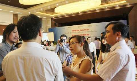 Các phóng viên tranh thủ phỏng vấn chuyên gia bên lề Diễn đàn. Các phóng viên tranh thủ phỏng vấn chuyên gia bên lề Diễn đàn.