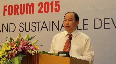 Sau bài tham luận mang tính đề dẫn của Thứ trưởng Bộ Công thương Nguyễn Cẩm Tú - một điểm khác của diễn đàn năm nay: đại diện cơ quan Chính phủ đề dẫn thay vì chuyên gia kinh tế – các diễn giả lần lượt bình luận về những thành tựu cũng như tồn tại của quá trình hội nhập kinh tế quốc tế thời gian qua, cũng như những thách thức và cơ hội trong thời gian tới. Sau bài tham luận mang tính đề dẫn của Thứ trưởng Bộ Công thương Nguyễn Cẩm Tú - một điểm khác của diễn đàn năm nay: đại diện cơ quan Chính phủ đề dẫn thay vì chuyên gia kinh tế – các diễn giả lần lượt bình luận về những thành tựu cũng như tồn tại của quá trình hội nhập kinh tế quốc tế thời gian qua, cũng như những thách thức và cơ hội trong thời gian tới.