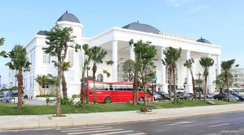 Diễn đàn kinh tế mùa thu 2015 được tổ chức tại Trung tâm hội nghị quốc tế thuộc Quần thể du lịch nghỉ dưỡng sinh thái FLC Sầm Sơn. Đây là một quần thể du lịch lớn nhất khu vực Bắc Trung Bộ và mới được khánh thành đầu tháng 7 vừa qua. Diễn đàn kinh tế mùa thu 2015 được tổ chức tại Trung tâm hội nghị quốc tế thuộc Quần thể du lịch nghỉ dưỡng sinh thái FLC Sầm Sơn. Đây là một quần thể du lịch lớn nhất khu vực Bắc Trung Bộ và mới được khánh thành đầu tháng 7 vừa qua.