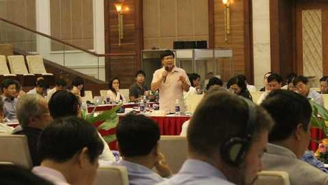 Phân tích về nguyên nhân, nhiều diễn giả cho rằng, Việt Nam mới chỉ chú trọng trên bàn đàm phán nhằm “tích cực hội nhập” với thành tích là ký được rất nhiều hiệp định thương mại, nhưng nội bộ trong nước không thực sự “đổi mới”, thậm chí thiếu quan tâm để có thể tận dụng những cơ hội mà hội nhập mang lại. Phân tích về nguyên nhân, nhiều diễn giả cho rằng, Việt Nam mới chỉ chú trọng trên bàn đàm phán nhằm “tích cực hội nhập” với thành tích là ký được rất nhiều hiệp định thương mại, nhưng nội bộ trong nước không thực sự “đổi mới”, thậm chí thiếu quan tâm để có thể tận dụng những cơ hội mà hội nhập mang lại.