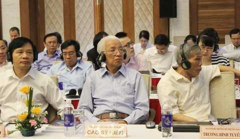 Ông Trương Đình Tuyển, nguyên Bộ trưởng Bộ Thương mại đưa ví dụ: từ năm 2011 đến nay, Việt Nam đã đàm phán 6 Hiệp định quy mô lớn, sẵn sàng đứng nhất ASEAN về chỉ số này nhưng trong nước lại không đồng bộ. Có đến 76% doanh nghiệp không biết gì về Cộng đồng Kinh tế ASEAN (AEC), 60% cho rằng AEC không ảnh hưởng đến họ. (ảnh 7) Ông Trương Đình Tuyển, nguyên Bộ trưởng Bộ Thương mại đưa ví dụ: từ năm 2011 đến nay, Việt Nam đã đàm phán 6 Hiệp định quy mô lớn, sẵn sàng đứng nhất ASEAN về chỉ số này nhưng trong nước lại không đồng bộ. Có đến 76% doanh nghiệp không biết gì về Cộng đồng Kinh tế ASEAN (AEC), 60% cho rằng AEC không ảnh hưởng đến họ. (ảnh 7)