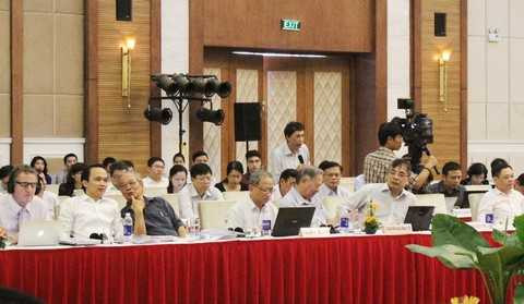 Để tận dụng tốt cơ hội từ hội nhập, các đại biểu nhất trí là hội nhập phải gắn bó mật thiết với cải cách trong nước. Thậm chí, theo TS. Võ Trí Thành - Phó viện trưởng Viện nghiên cứu và quản lý kinh tế Trung ương (CIEM), cải cách, đổi mới cần diễn ra trên mọi khía cạnh của đời sống kinh tế - xã hội – văn hóa. Để tận dụng tốt cơ hội từ hội nhập, các đại biểu nhất trí là hội nhập phải gắn bó mật thiết với cải cách trong nước. Thậm chí, theo TS. Võ Trí Thành - Phó viện trưởng Viện nghiên cứu và <a href='https://vtcnews.vn/kinh-te.1.0.html' >quản lý kinh tế</a> Trung ương (CIEM), cải cách, đổi mới cần diễn ra trên mọi khía cạnh của đời sống kinh tế - xã hội – văn hóa.