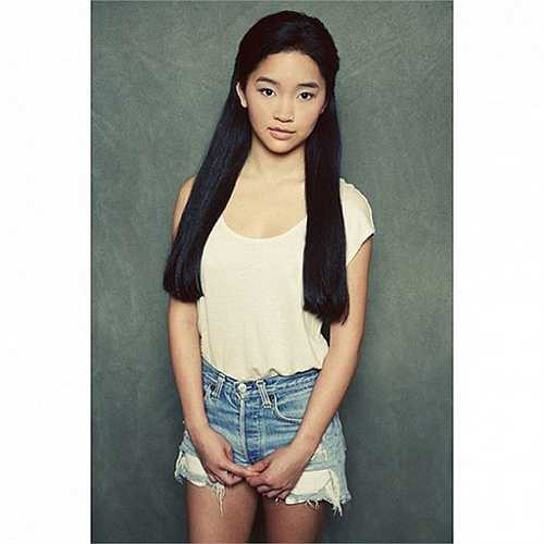 Nhan sắc đậm chất Á Đông của người đẹp với mái tóc đen nhánh, khuôn mặt tròn. Là một tên tuổi mới, chắc chắn Lana Condor là một ẩn số thú vị với người hâm mộ