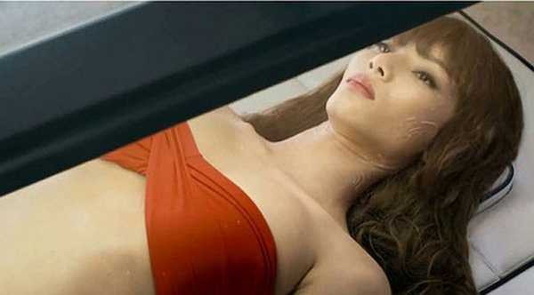 Dù xuất hiện rất ngắn trong vai một cô gái nằm trong lồng kính để chữa bệnh ung thư, song Bảo Hòa vẫn là một trong mỹ nhân Việt ít ỏi góp mặt tại bộ phim Hollywood