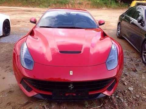 Một trong những đường dây lớn đã bị triệt phá hồi năm 2013 đó là đế chế của Hà Tuấn Dũng - tức Dũng mặt sắt hồi năm 2013, đã từng buôn lậu siêu xe bằng cách tạm nhập từ Hong Kong qua cảng biển Cái Lân, tái xuất sang Trung Quốc qua cửa khẩu Bắc Phong Sinh. Một trong những đường dây lớn đã bị triệt phá hồi năm 2013 đó là đế chế của Hà Tuấn Dũng - tức Dũng mặt sắt hồi năm 2013, đã từng buôn lậu siêu xe bằng cách tạm nhập từ Hong Kong qua cảng biển Cái Lân, tái xuất sang Trung Quốc qua cửa khẩu Bắc Phong Sinh.