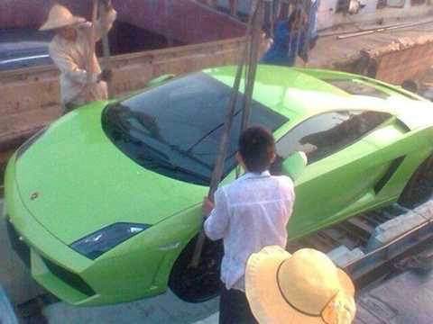 Sau khi Dũng mặt sắt bị bắt, dân buôn lậu xe đã nghĩ ra nhiều cách vận chuyển sáng tạo hơn để qua mặt người dân và cơ quan chức năng. Sau khi Dũng mặt sắt bị bắt, dân buôn lậu xe đã nghĩ ra nhiều cách vận chuyển sáng tạo hơn để qua mặt người dân và cơ quan chức năng.