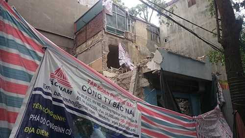 Từ bên ngoài có thể thấy được căn phòng trên tầng 3 bị vỡ một mảng lớn.