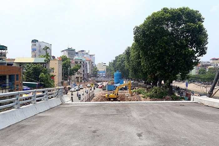 Cầu vượt qua nút giao Cầu Giấy, nối từ đường Bưởi sang đường Láng thuộc dự án đường vành đai 2 đến nay đã hoàn thiện 90%. Mặt cầu đã được thảm nhựa và hệ thống lan can đã được lắp đặt. Tuy nhiên, nhịp cuối và đường dẫn lên cầu phía đầu đường Láng (Đống Đa, Hà Nội) chưa hoàn tất vì được cho là lấn vào hàng xà cừ cổ thụ xanh tốt ở dải phân cách giữa.