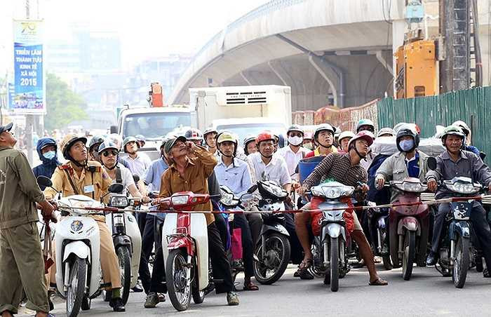 Công nhân phải ngăn các phương tiện tham gia giao thông qua lại đoạn đường đang chặt hạ cây để tránh nguy hiểm nên tình trạng ùn ứ đã xảy ra vào sáng nay trên đường Láng.