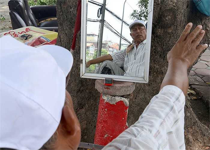 'Nhìn thấy công nhân đốn hạ cây mà tiếc đứt ruột. Bao năm mưu sinh dưới gốc cây này, nó như ngôi nhà của mình', ông Trần Phan ở Nguyễn Chí Thanh (quận Đống Đa), thợ cắt tóc, người gắn bó với những gốc cây xà cừ cổ thụ 25 năm qua tiếc nuối.
