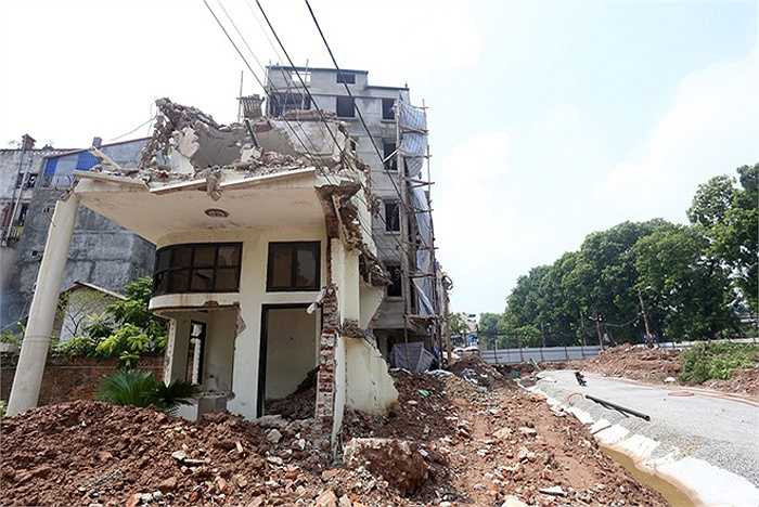 Đến nay, công tác giải phóng mặt bằng để thi công đường dẫn lên cầu vượt phía đường Láng (Đống Đa) cũng sắp hoàn tất. 