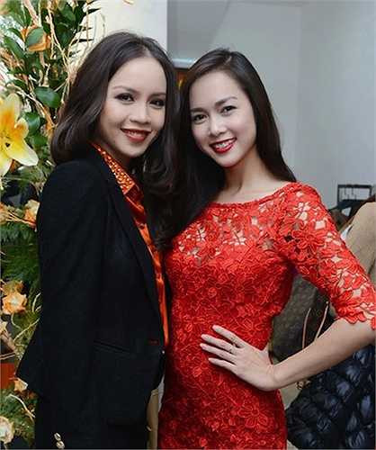 Cùng để tóc mà không để mái khiến khuôn mặt của họ càng như hai giọt nước 