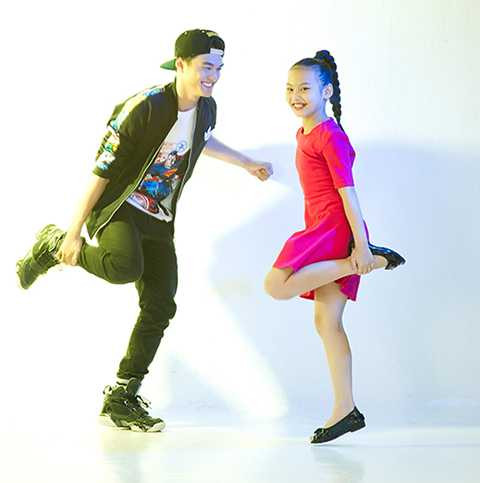 Chàng vũ công trẻ hồn nhiên vui đùa cùng cô học trò nhỏ.