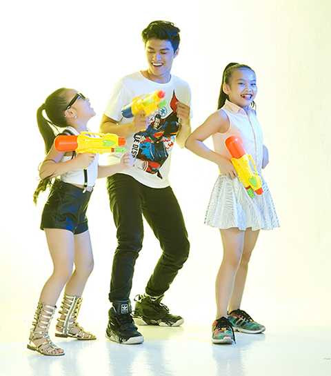 Bộ ảnh được thực hiện dưới sự hỗ trợ của stylist Nguyễn Thiện Khiêm, nhiếp ảnh gia Quốc Huy và chuyên viên trang điểm Trí Trần.