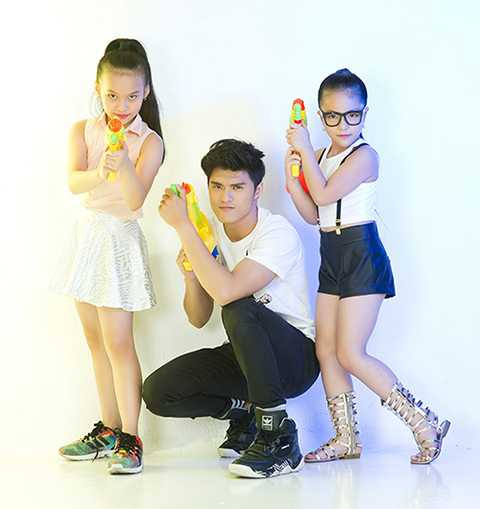 Và tạo dáng đầy tinh nghịch cùng các em.