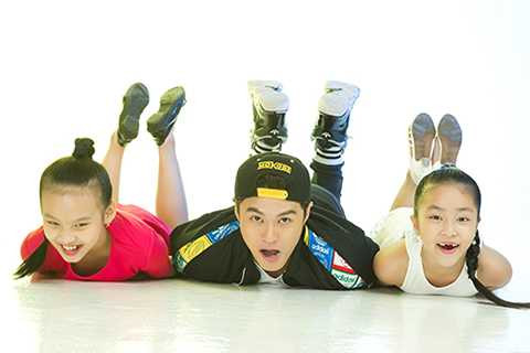 Thu Trang thì năm nay 10 tuổi. Cô bé có sự tiếp thu về động tác rất chắc chắn và đẹp. Ở Thu Trang có thể nhìn thấy sự tiến bộ rất nhiều qua từng tuần và ngay cả tôi cũng bất ngờ vì điều này. Bình thường, Trang hiền và hơi nhát, lúc tập hơi chậm tí... nhưng khi lên sân khấu, Trang hoàn toàn khác, em toả sáng, đầy nội lực và bùng nổ. Ở Trang, tôi không thể đoán trước được điều gì!. 