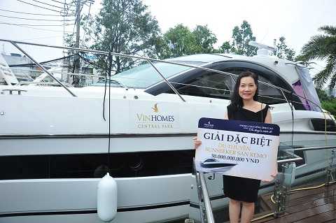 Chiếc siêu du thuyền gần 30 tỷ đồng chính thức tìm được chủ nhân xứng tầm. Chị Vân Anh cùng du thuyền triệu đô ngập tràn hạnh phúc và niềm vui trong buổi lễ trao giải chỉ 3 ngày sau lễ bốc thăm trúng thưởng chương trình “Phong cách sống đỉnh cao cùng du thuyền triệu đô” của Vinhomes Central Park tại TPHCM. 