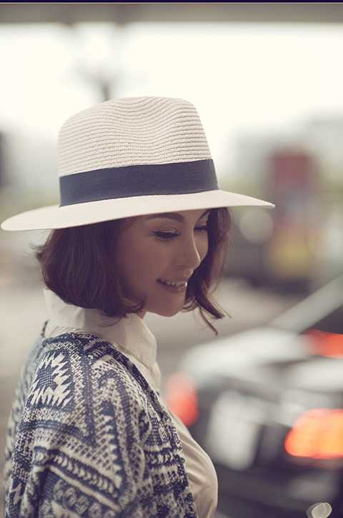 Nữ MC từ tốn chia sẻ: Như nhiều lần khẳng định, tôi là một “tín đồ” của cái đẹp, cả thiên nhiên lẫn con người, từ những những thứ nhỏ nhặt đến lớn lao. Có vẻ đẹp ấy, cuộc sống trở lên dễ thương hơn, “dễ thở” hơn, đáng sống hơn. Vì thế, mọi thứ tôi làm, ngoài thỏa mãn đam mê của bản thân, còn muốn đem cái đẹp đến gần mọi người hơn, muốn ai cũng được sở hữu và hưởng thụ cái đẹp đó.