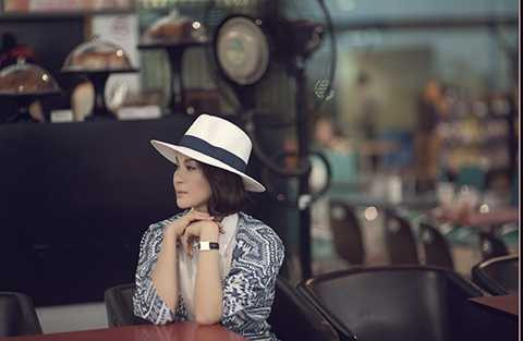 Nhìn các em thí sinh đang tham gia cuộc thi năm nay tôi thấy khâm phục các em từ sự dũng cảm để vượt qua nỗi sợ hãi của bản thân. Bên cạnh những em chuyên nghiệp và có kinh nghiệm thì cũng có một số em chưa bao giờ đi trên đôi giày cao gót, có em cảm thấy tay chân thừa thãi khi đi trên sàn thi... nhưng các em đã vượt qua sự nhút nhát đó để thực hiện mơ ước của bản thân. Danh hiệu thì chỉ có giới hạn nhưng người thi thì tới hàng trăm, dù có đạt danh hiệu hay không thì các em cũng đã có được những trải nghiệm đáng quý rồi. Tôi nhớ có câu nói: Hãy trân trọng tuổi trẻ của mình, hãy sống sao cho ta có cái nhớ lại những năm tháng của tuổi thanh xuân. Vâng, đến với cuộc thi là các em đang lưu giữ kỷ niệm, trải nghiệm đáng quý và hình ảnh đẹp nhất của thời con gái độ trăng tròn - MC Thanh Mai chia sẻ những cảm xúc khi đứng ở vị trí “cầm cân nảy mực” cho các thí sinh năm nay.