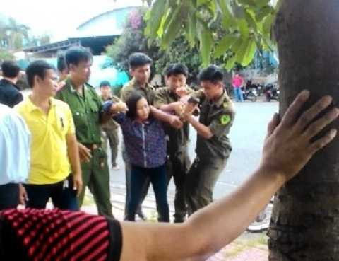 Người phụ nữ dùng búa xông vào hành hung bà Vân và người nhà nhưng bị công an khống chế