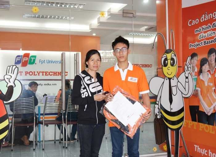 Nam sinh bị áp giải tại trường sắp học cao đẳng