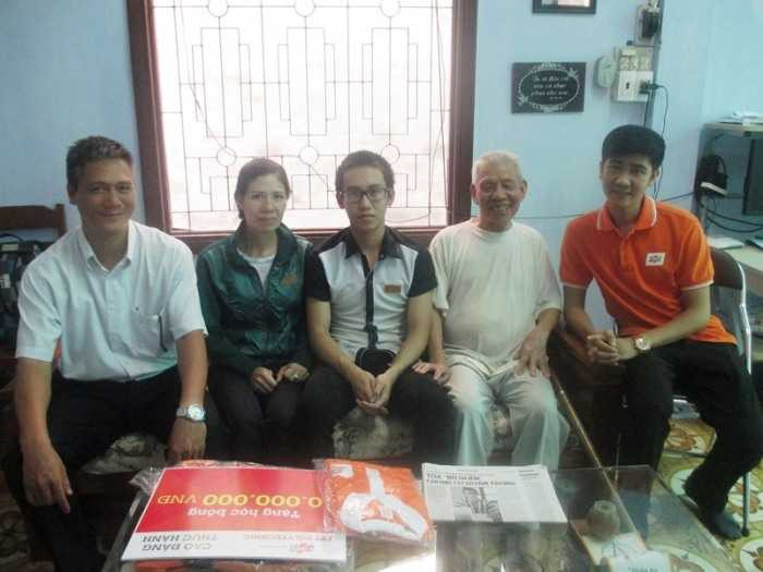 Nam sinh bị áp giải tại trường sắp học cao đẳng