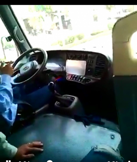 Hình ảnh tài xế buông cả hai tay ra khỏi vô lăng để chơi game Ảnh: Cắt từ video Hình ảnh tài xế buông cả hai tay ra khỏi vô lăng để chơi game Ảnh: Cắt từ video