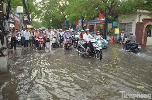 Tại khu vực đường Đội Cấn (Ba Đình, Hà Nội) nước ngập sâu khiến các phương tiện không thể đi qua được gây ra cảnh ùn tắc kéo dài. Tại khu vực đường Đội Cấn (Ba Đình, Hà Nội) nước ngập sâu khiến các phương tiện không thể đi qua được gây ra cảnh ùn tắc kéo dài.