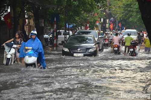 Không chỉ có một điểm ngập úng mà trên tuyến đường Đội Cấn có ít nhất 3 điểm bị ngập sâu. Không chỉ có một điểm ngập úng mà trên tuyến đường Đội Cấn có ít nhất 3 điểm bị ngập sâu.