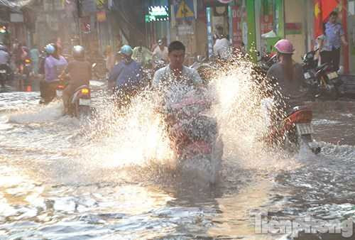 Nhiều người đi qua làm nước bắn tung tóe. Nhiều người đi qua làm nước bắn tung tóe.