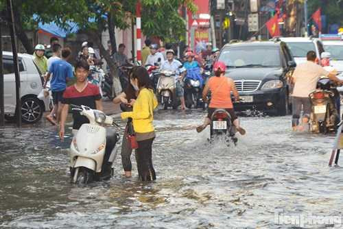 Một số phương tiện bị chết máy giữa đường. Một số phương tiện bị chết máy giữa đường.