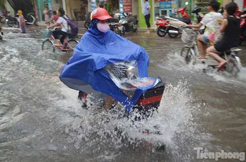 Xe đạp điện ngập bánh. Xe đạp điện ngập bánh.