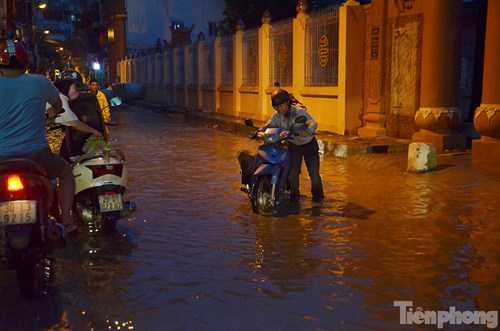 Tại đường Quan Nhân nước ngập sâu khiến các phương tiện gặp khó khăn khi đi qua đây. Tại đường Quan Nhân nước ngập sâu khiến các phương tiện gặp khó khăn khi đi qua đây.