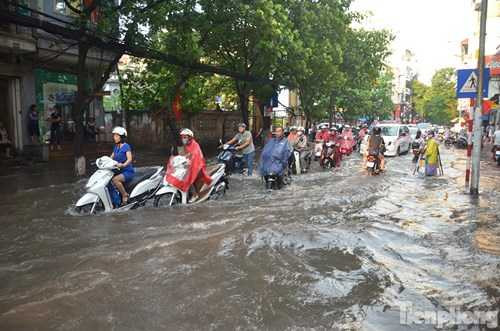 Do vào giờ tan tầm nên lượng người tham gia giao thông tăng cao, nhiều phương tiện nối đuôi nhau đi qua chỗ ngập. Do vào giờ tan tầm nên lượng người tham gia giao thông tăng cao, nhiều phương tiện nối đuôi nhau đi qua chỗ ngập.