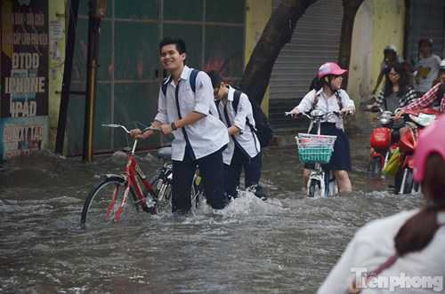 Các em học sinh vất vả dắt xe qua chỗ nước sâu. Các em học sinh vất vả dắt xe qua chỗ nước sâu.