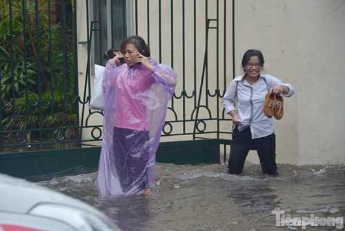 Theo chủ cửa hàng trên phố Đội Cấn thì hai trận mưa gần đây nước dâng cao ngập vào nhà 10 cm. Gia đình phải di chuyển đồ đạc lên chỗ cao để tránh nước làm hư hỏng. Theo chủ cửa hàng trên phố Đội Cấn thì hai trận mưa gần đây nước dâng cao ngập vào nhà 10 cm. Gia đình phải di chuyển đồ đạc lên chỗ cao để tránh nước làm hư hỏng.