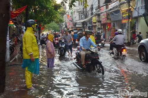 Các công nhân có mặt tại các điểm ngập sâu khơi thông dòng nước và hướng dẫn các phương tiện, đặt biển cảnh báo. Các công nhân có mặt tại các điểm ngập sâu khơi thông dòng nước và hướng dẫn các phương tiện, đặt biển cảnh báo.