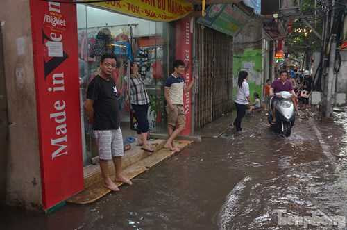 Theo chủ cửa hàng trên phố Đội Cấn thì hai trận mưa gần đây nước dâng cao ngập vào nhà 10 cm. Gia đình phải di chuyển đồ đạc lên chỗ cao để tránh nước làm hư hỏng. Theo chủ cửa hàng trên phố Đội Cấn thì hai trận mưa gần đây nước dâng cao ngập vào nhà 10 cm. Gia đình phải di chuyển đồ đạc lên chỗ cao để tránh nước làm hư hỏng.