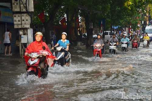 Nước ngập nửa bánh xe máy Nước ngập nửa bánh xe máy