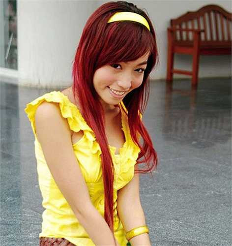 Elly Trần trước khi nổi tiếng đã là một cô gái có khuôn mặt xinh xắn, ưa nhìn. Thời thiếu nữ, cô cũng đã biết làm đẹp, trang điểm và nhuộm tóc màu đỏ khá nổi so với thời đó.