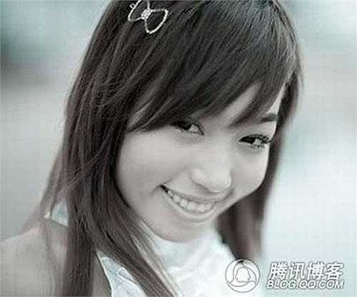 Tuy nhiên hàm răng của Elly Trần hơi hô so với khuôn mặt.